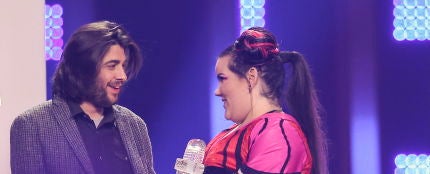 Sobral entrega el trofeo de Eurovisi&oacute;n a Netta