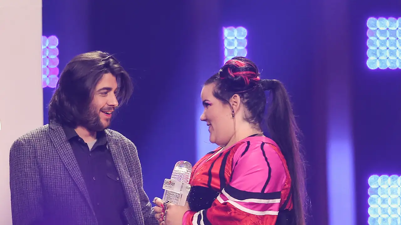 Sobral entrega el trofeo de Eurovisión a Netta Sobral entrega el trofeo de Eurovisión a Netta