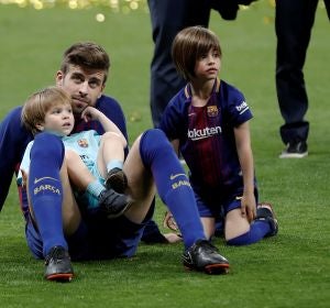 Gerard Piqué junto con sus hijos, Sasha y Milan, celebrando el triunfo del Barça en la Copa del Rey 2018 Gerard Piqué junto con sus hijos, Sasha y Milan, celebrando el triunfo del Barça en la Copa del Rey 2018