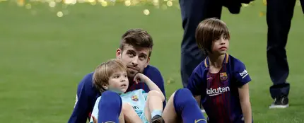 Gerard Piqué junto con sus hijos, Sasha y Milan, celebrando el triunfo del Barça en la Copa del Rey 2018 Gerard Piqué junto con sus hijos, Sasha y Milan, celebrando el triunfo del Barça en la Copa del Rey 2018
