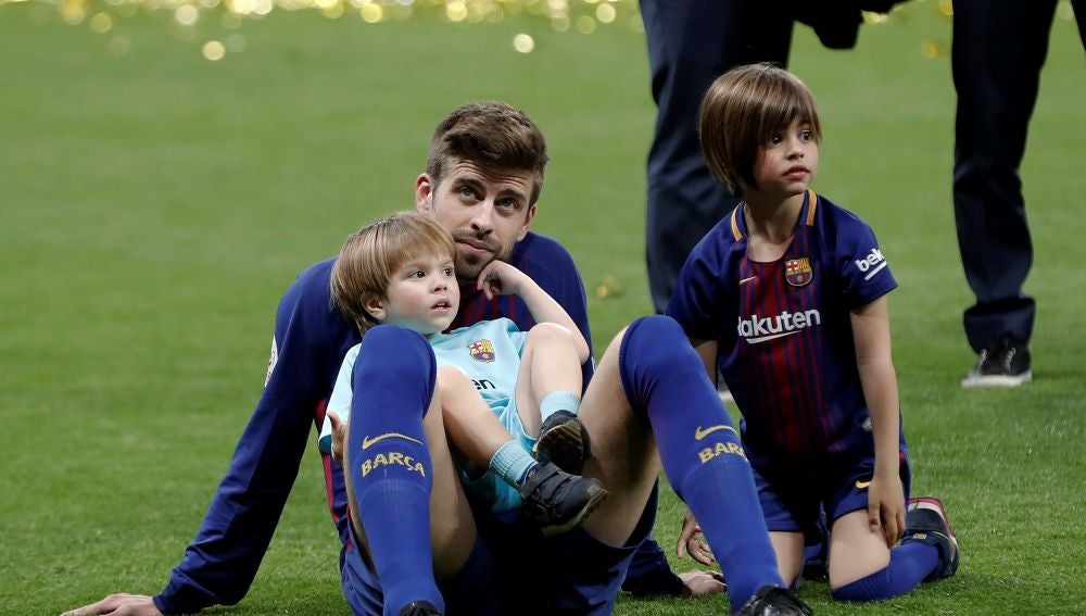 Gerard Piqué junto con sus hijos, Sasha y Milan, celebrando el triunfo del Barça en la Copa del Rey 2018