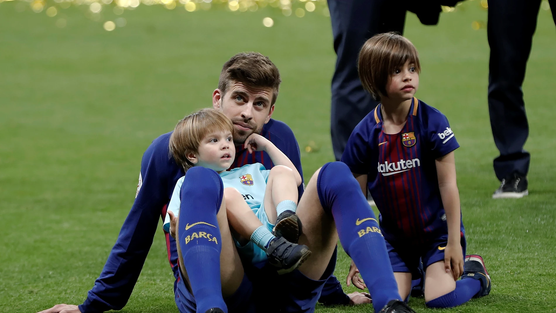 Gerard Piqué junto con sus hijos, Sasha y Milan, celebrando el triunfo del Barça en la Copa del Rey 2018 Gerard Piqué junto con sus hijos, Sasha y Milan, celebrando el triunfo del Barça en la Copa del Rey 2018