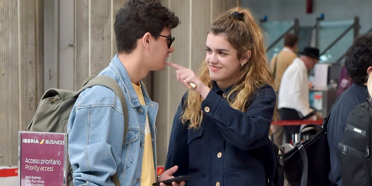 Amaia y Alfred en el aeropuerto tras Eurovisión