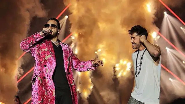 Maluma y Prince Royce durante su actuación en Los Ángeles