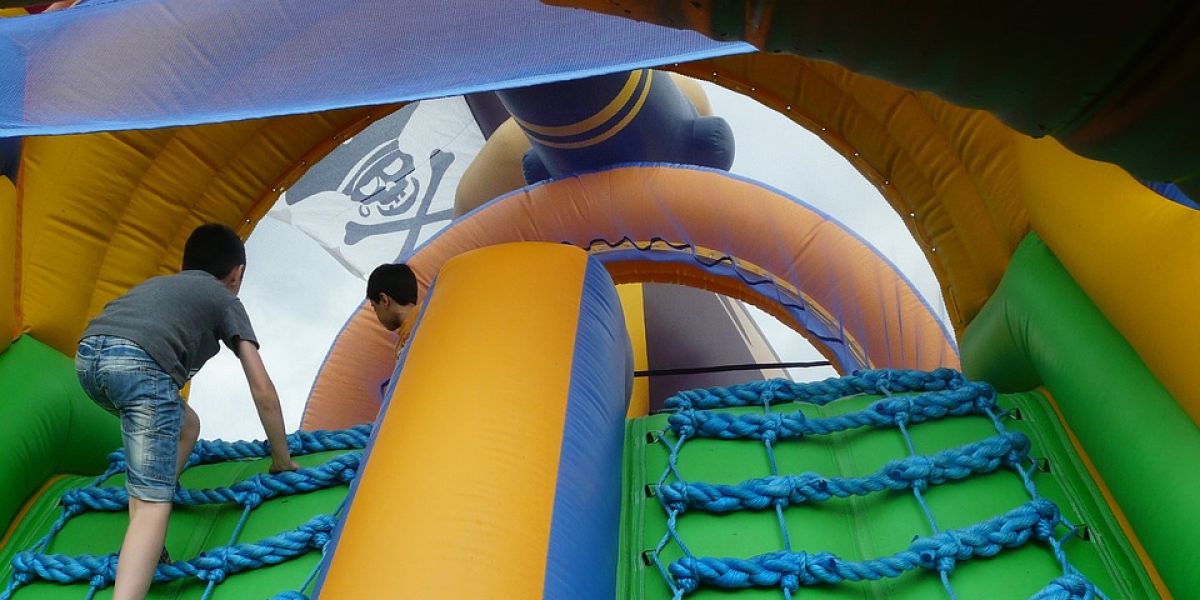 Unos niños juegan en un castillo hinchable