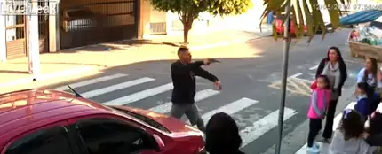 Intenta atracar a punta de pistola en la puerta de un colegio y lo mata una de las madres Intenta atracar a punta de pistola en la puerta de un colegio y lo mata una de las madres