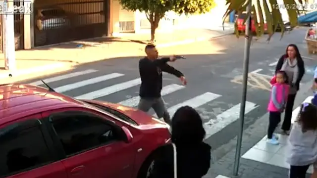 Intenta atracar a punta de pistola en la puerta de un colegio y lo mata una de las madres