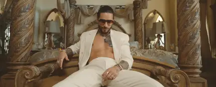Maluma en el vídeo Hands On Me Maluma en el vídeo Hands On Me