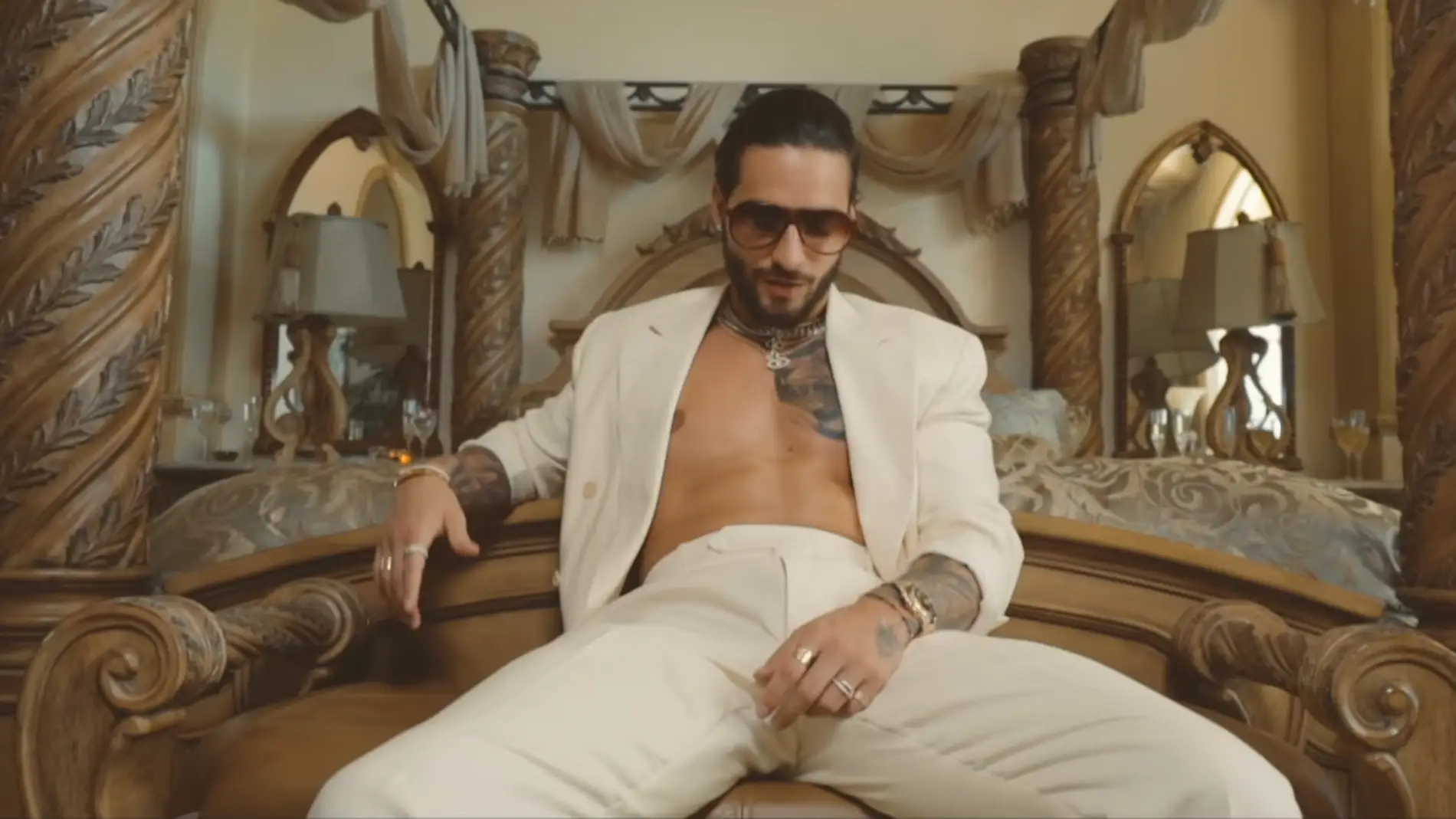 Maluma en el vídeo Hands On Me Maluma en el vídeo Hands On Me