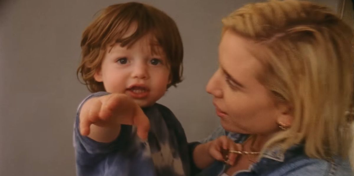 Lykke Li con su hijo Dion en el vídeo de 'Utopia'