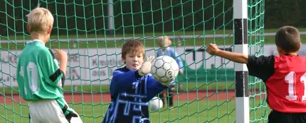 Niños jugando a fútbol Niños jugando a fútbol
