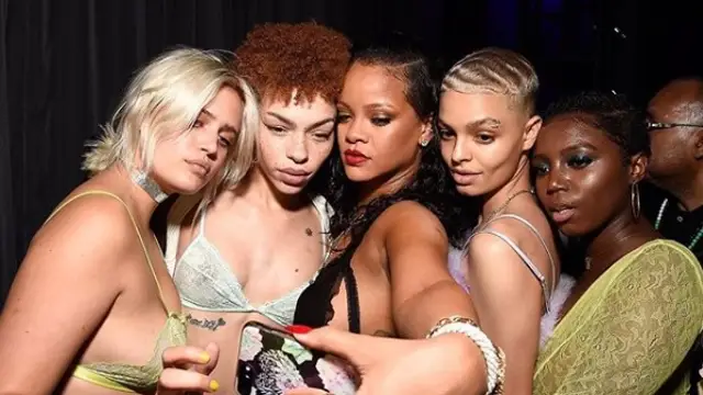 Rihanna con las modelos de Savage X Fenty
