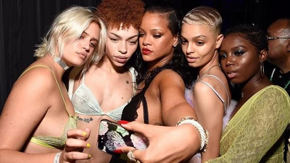 Rihanna con las modelos de Savage X Fenty Rihanna con las modelos de Savage X Fenty