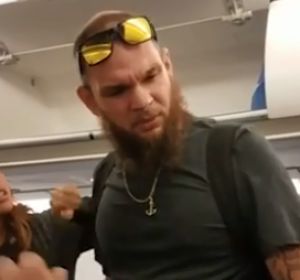 Un hombre golpea a una mujer embarazada y con sordera en pleno vuelo Un hombre golpea a una mujer embarazada y con sordera en pleno vuelo