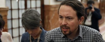 El l&iacute;der de Podemos, Pablo Iglesias, atiende a los medios