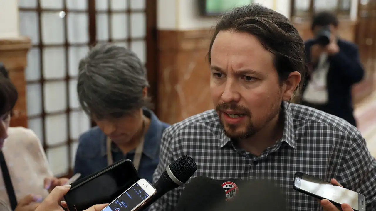 El líder de Podemos, Pablo Iglesias, atiende a los medios El líder de Podemos, Pablo Iglesias, atiende a los medios