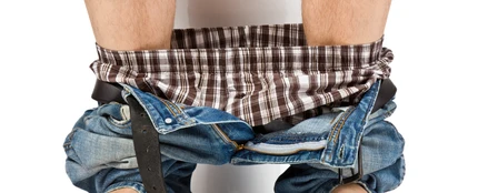 Hombre sentado en el WC Hombre sentado en el WC