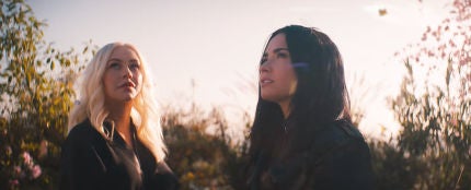 Christina Aguilera y Demi Lovato en el vídeo de 'Fall In Line'