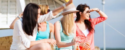 Chicas bebiendo al aire libre