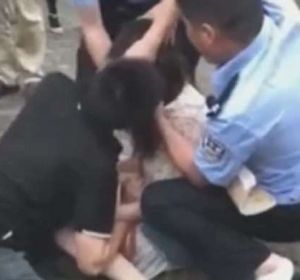 Muerde la lengua de su novio y los tiene que separar la policía con spray de pimienta Muerde la lengua de su novio y los tiene que separar la policía con spray de pimienta