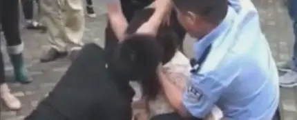 Muerde la lengua de su novio y los tiene que separar la policía con spray de pimienta Muerde la lengua de su novio y los tiene que separar la policía con spray de pimienta