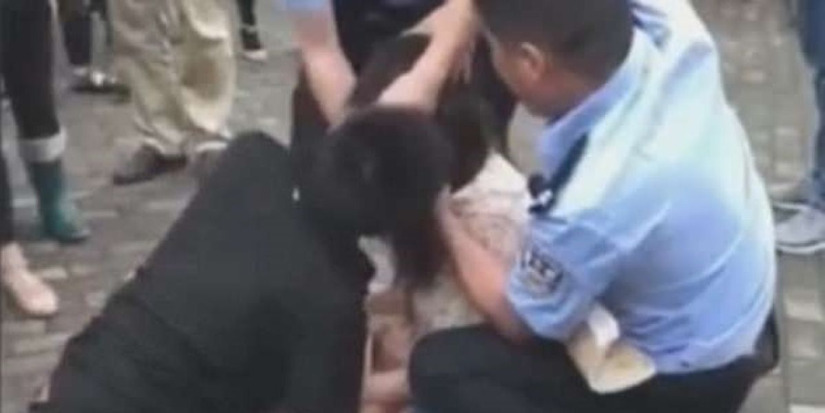 Muerde la lengua de su novio y los tiene que separar la policía con spray de pimienta