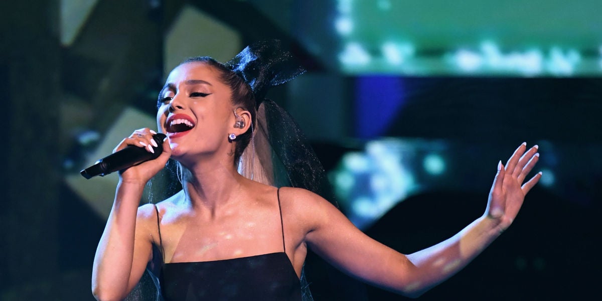 Ariana Grande pierde un collar de 169.000 dólares durante una actuación