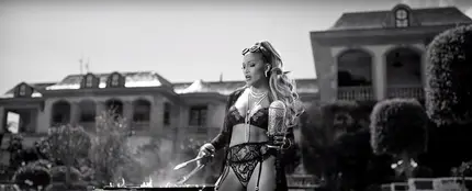 Jennifer Lopez haciendo una barbacoa en el videoclip de 'Dinero' Jennifer Lopez haciendo una barbacoa en el videoclip de 'Dinero'