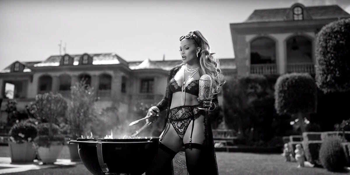 Jennifer Lopez haciendo una barbacoa en el videoclip de 'Dinero'