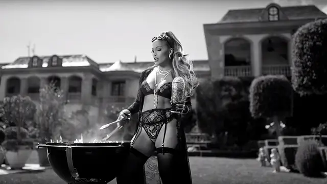 Jennifer Lopez haciendo una barbacoa en el videoclip de 'Dinero'