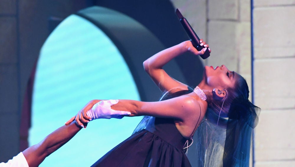 Ariana Grande durante su actuación en los Premios Billboard