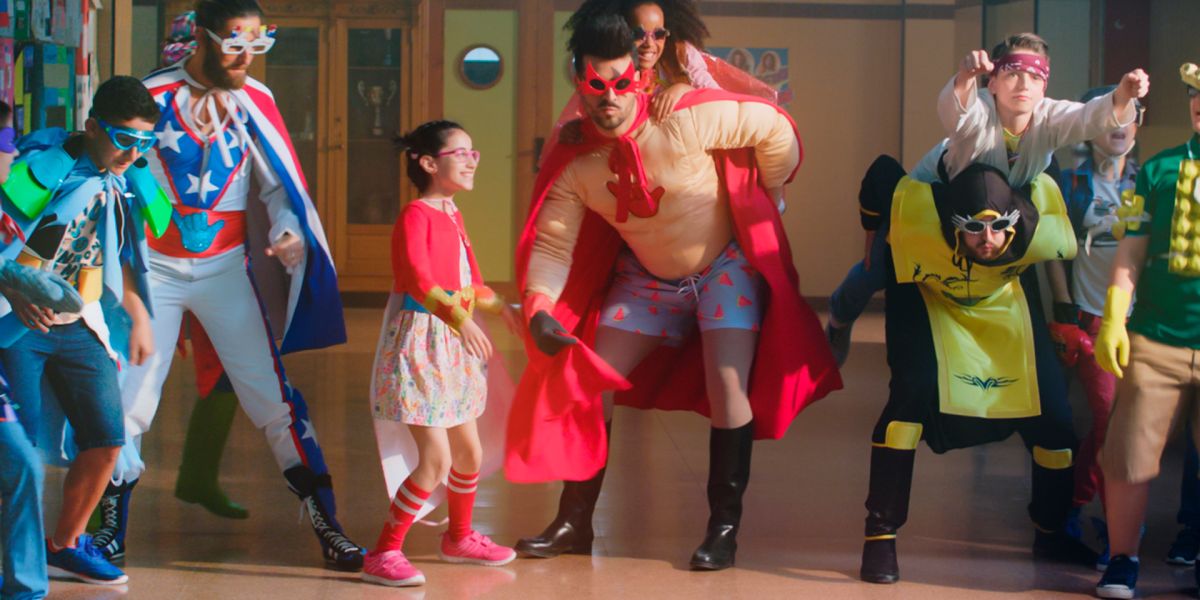 Bombai - Superhéroes (Canción Principal de la Película "Futbolísimos") - Videoclips