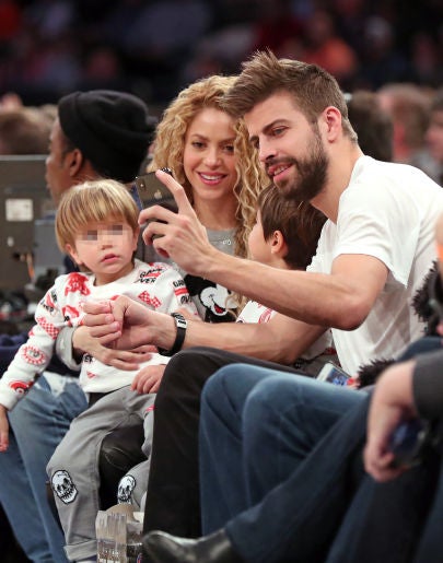 Piqué y Shakira junto a sus hijos Piqué y Shakira junto a sus hijos