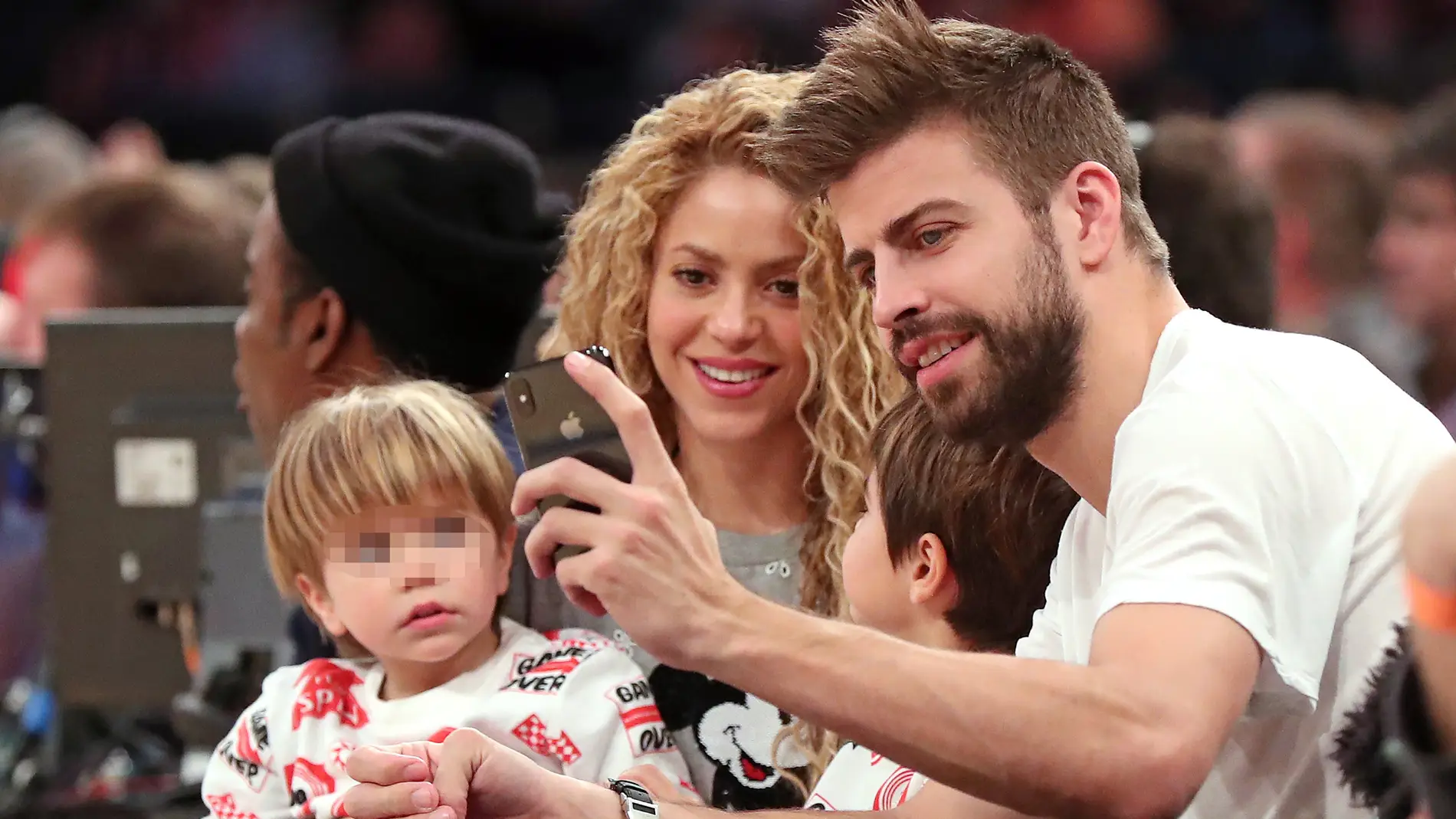 Piqué y Shakira junto a sus hijos