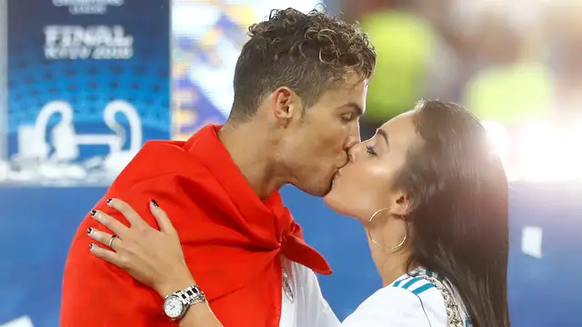 El beso de Cristiano Ronaldo y Georgina Rodríguez tras ganar el Real Madrid la final de la Champions League