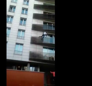 Un inmigrante maliense escala un edificio en París para salvar a un niño Un inmigrante maliense escala un edificio en París para salvar a un niño