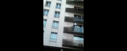 Un inmigrante maliense escala un edificio en París para salvar a un niño