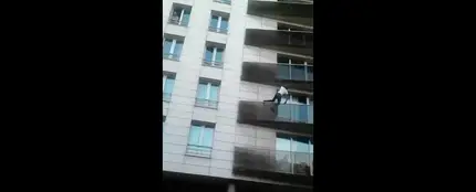 Un inmigrante maliense escala un edificio en París para salvar a un niño Un inmigrante maliense escala un edificio en París para salvar a un niño