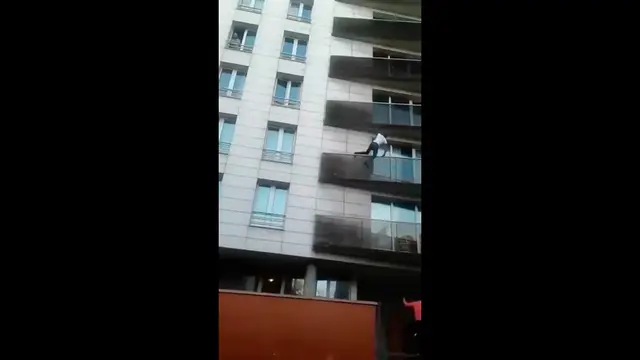 Un inmigrante maliense escala un edificio en París para salvar a un niño