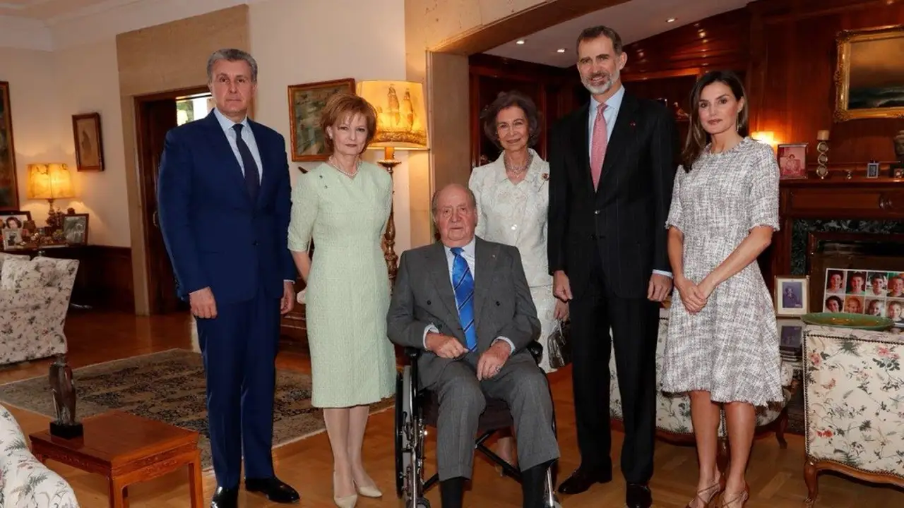 La imagen difundida por la Casa Real en la que aparece Don Juan Carlos en silla de ruedas La imagen difundida por la Casa Real en la que aparece Don Juan Carlos en silla de ruedas
