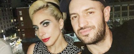 Lady Gaga con su m&aacute;nager Bobby Campbell