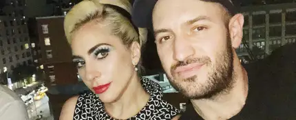 Lady Gaga con su mánager Bobby Campbell Lady Gaga con su mánager Bobby Campbell
