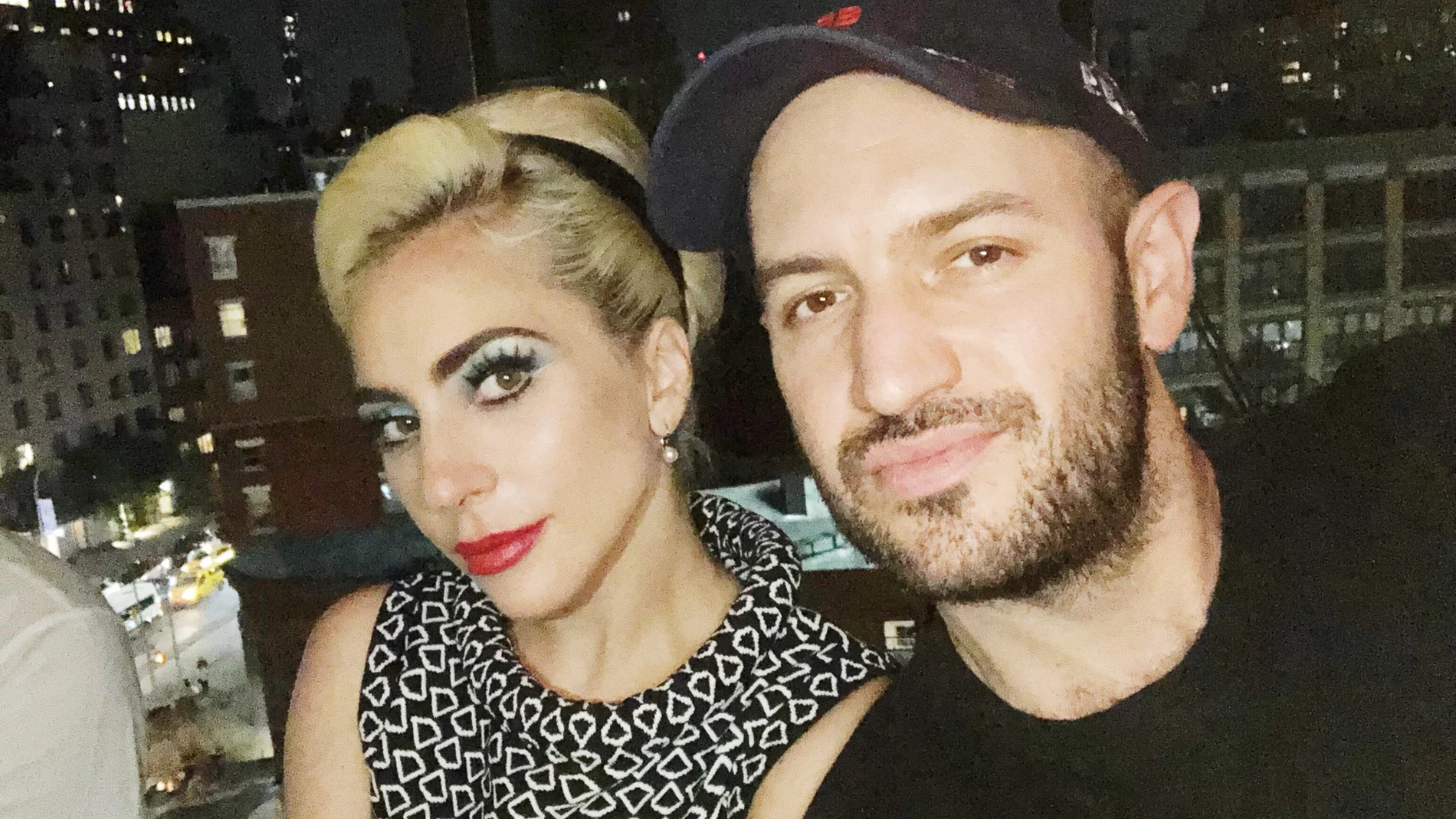Lady Gaga con su mánager Bobby Campbell Lady Gaga con su mánager Bobby Campbell