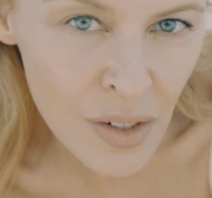 Kylie Minogue, sin maquillaje, en el vídeo de 'Golden' Kylie Minogue, sin maquillaje, en el vídeo de 'Golden'