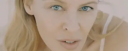 Kylie Minogue, sin maquillaje, en el vídeo de 'Golden' Kylie Minogue, sin maquillaje, en el vídeo de 'Golden'