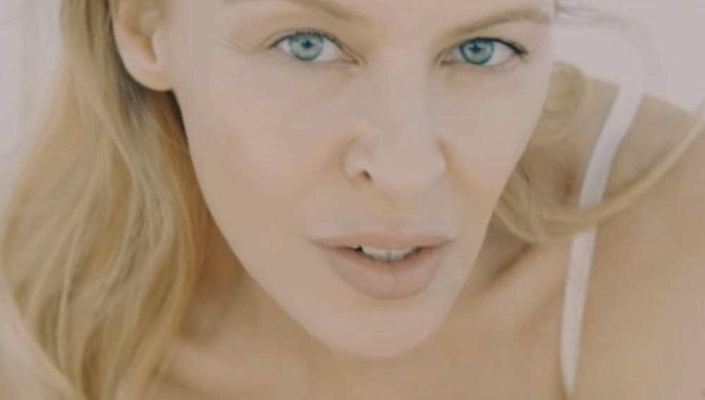 Kylie Minogue, sin maquillaje, en el vídeo de 'Golden'