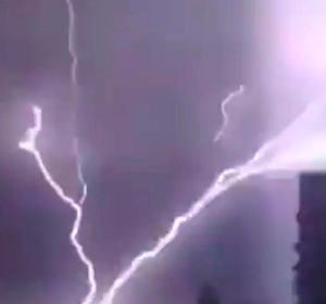Imagen de los rayos de la tormenta que se registró en Telford Imagen de los rayos de la tormenta que se registró en Telford