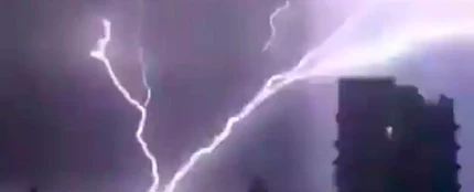 Imagen de los rayos de la tormenta que se registró en Telford Imagen de los rayos de la tormenta que se registró en Telford