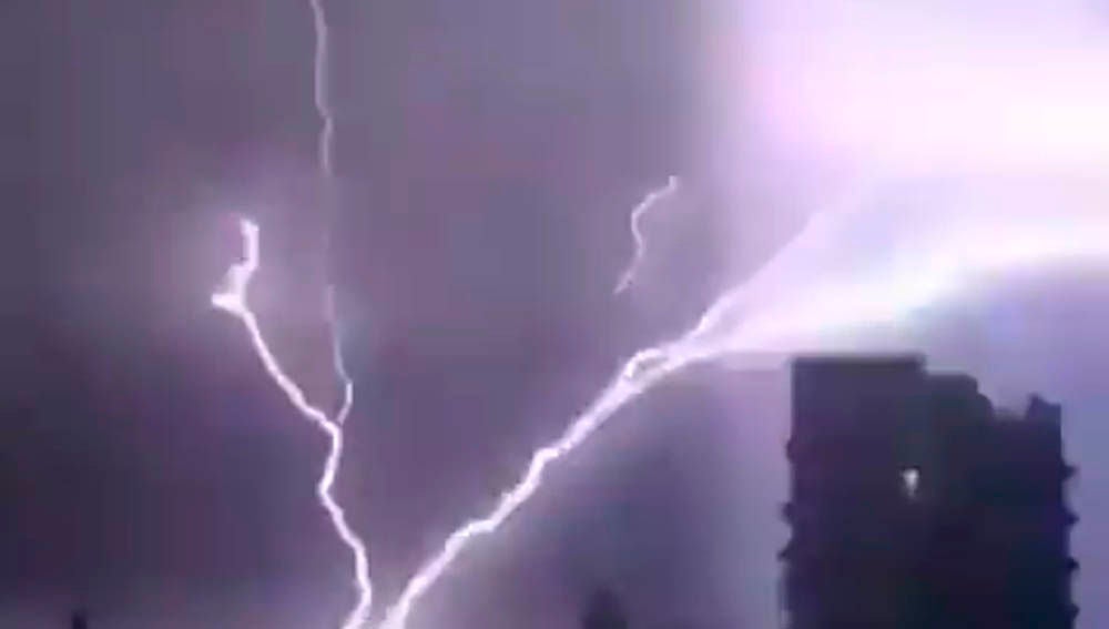 Imagen de los rayos de la tormenta que se registró en Telford