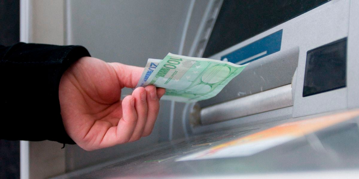 Un hombre saca euros de un cajero automátic
